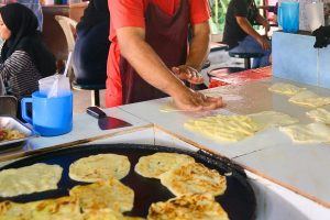 Roti Canai di Iskandar Puteri, Malaysia: 5 Gerai Terbaik Sarapan Lembut & Berlapis